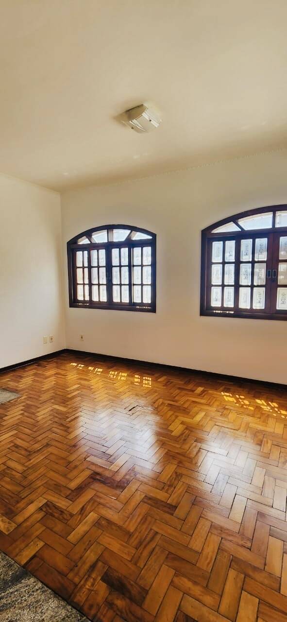 Casa à venda com 3 quartos, 250m² - Foto 2